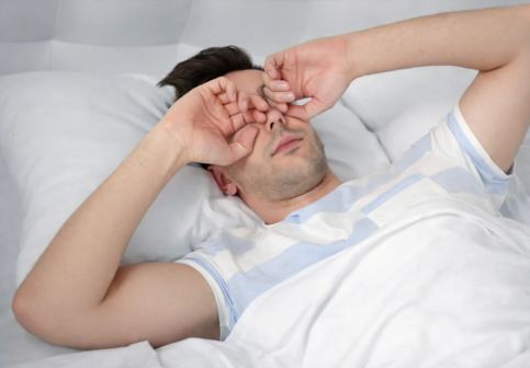 Poziția în care dormi poate influența sănătatea ochilor?